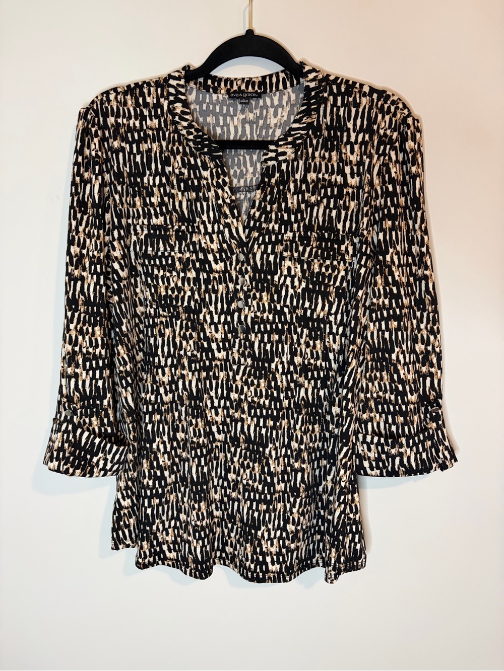 Ava & Grace Black,White, Tan Patterned V-Neck Flowy VNeck Blouse Size L